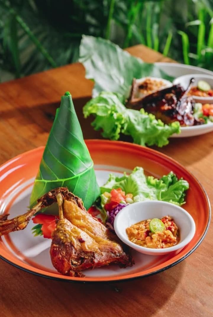 Chef Nio Somalo sedang memasak di dapur Limar Coffee Shop